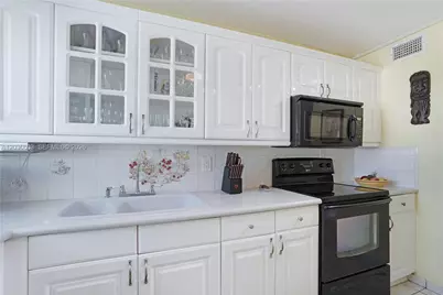245 18th St #605, Miami Beach, FL 33139 - Photo 17
