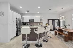 10718 NW 76th Ln, Doral, FL 33178 - Photo 9