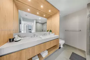 11 NE 6th St, Miami, FL 33132 - Photo 5