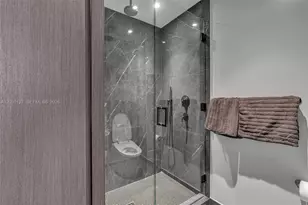 20 NE 11th St, Miami, FL 33132 - Photo 15