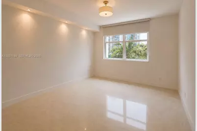 31 SE 5th St #1404, Miami, FL 33131 - Photo 3