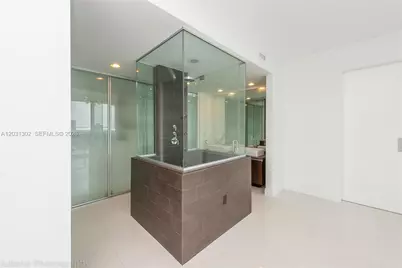 1040 Biscayne Blvd #1205, Miami, FL 33132 - Photo 11