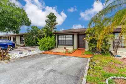 2330 Plum Ct, Pembroke Pines, FL 33026 - Photo 3