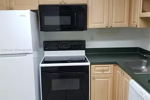 9310 Fontainebleau Blvd, Miami, FL 33172 - Photo 3