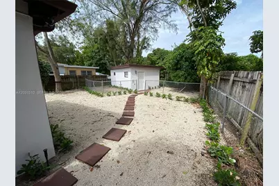 11310 Peachtree Dr, Miami, FL 33161 - Photo 33