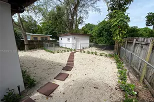 11310 Peachtree Dr, Miami, FL 33161 - Photo 33