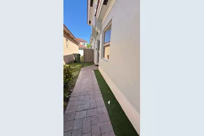 2120 NE 37th Rd #1, Homestead, FL 33033 - Photo 11