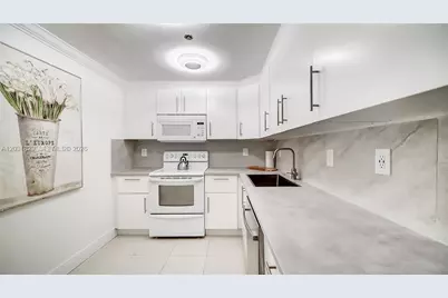 2401 Collins Ave #904, Miami Beach, FL 33140 - Photo 17