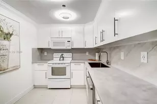 2401 Collins Ave, Miami Beach, FL 33140 - Photo 17