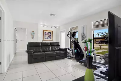 855 W 70th Pl, Hialeah, FL 33014 - Photo 7
