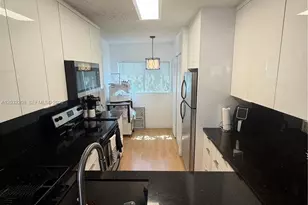9495 N Palm Cir N, Pembroke Pines, FL 33025 - Photo 15