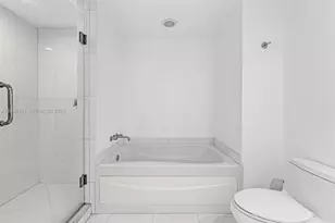 55 SE 6th St, Miami, FL 33131 - Photo 17