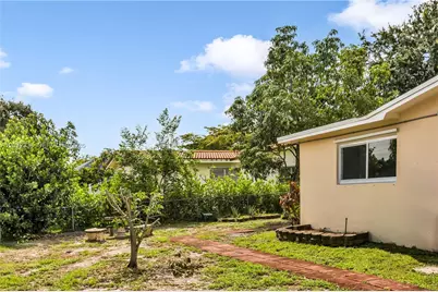 1701 NW 106th Ave, Pembroke Pines, FL 33026 - Photo 7