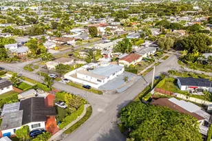 9365 SW 44th St, Miami, FL 33165 - Photo 3