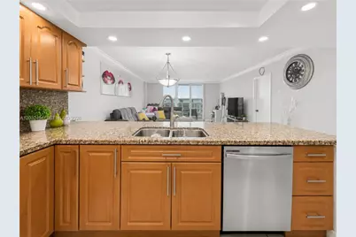 5701 Collins Ave #1711, Miami Beach, FL 33140 - Photo 3