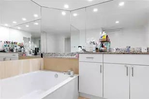 1717 N Bayshore Dr, Miami, FL 33132 - Photo 31