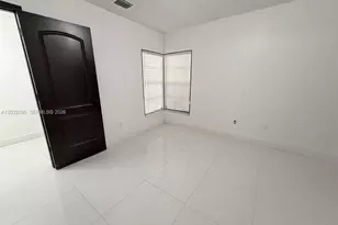 18801 Oakland Hills Dr, Hialeah, FL 33015 - Photo 19