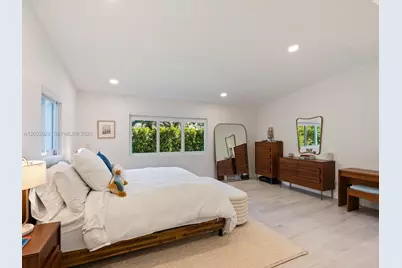1945 Alamanda Dr, North Miami, FL 33181 - Photo 17