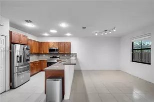 9925 NW 10th St, Miami, FL 33172 - Photo 11