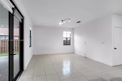 9925 NW 10th St, Miami, FL 33172 - Photo 9