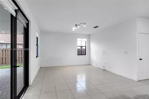 9925 NW 10th St, Miami, FL 33172 - Photo 9