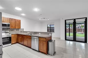 9925 NW 10th St, Miami, FL 33172 - Photo 5