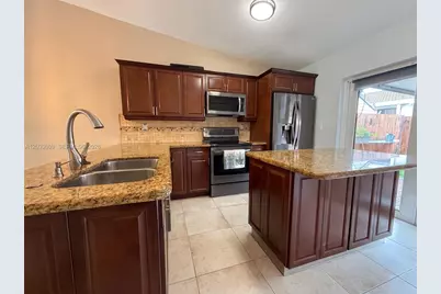 7675 NW 181st St #7675, Hialeah, FL 33015 - Photo 5