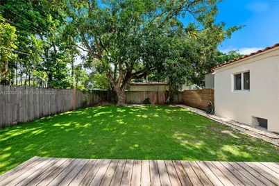 565 NW 44th St, Miami, FL 33127 - Photo 29