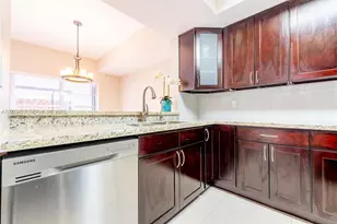19160 NW 82nd Cir Ct, Hialeah, FL 33015 - Photo 9