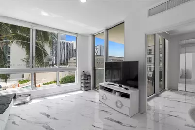 300 S Biscayne Blvd #T-1411, Miami, FL 33131 - Photo 3