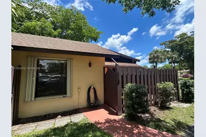 539 Briarwood Cir #2-57, Hollywood, FL 33024 - Photo 3