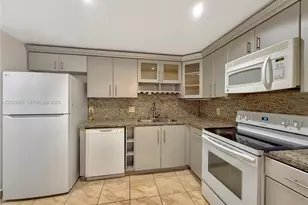 3641 Oaks Clubhouse Dr, Pompano Beach, FL 33069 - Photo 9