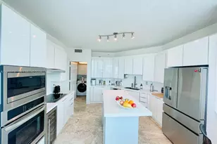 300 South Pointe Dr, Miami Beach, FL 33139 - Photo 9
