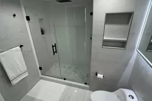31 SE 5th St, Miami, FL 33131 - Photo 9