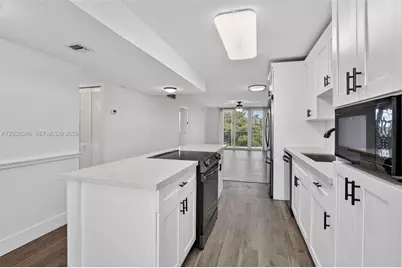 250 Jacaranda Dr #703, Plantation, FL 33324 - Photo 7