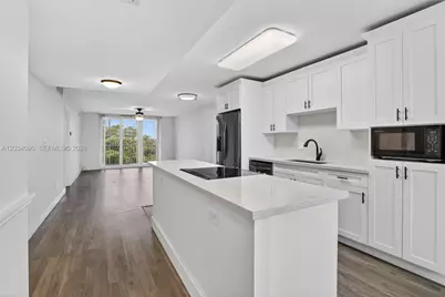 250 Jacaranda Dr #703, Plantation, FL 33324 - Photo 3