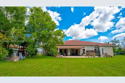 9810 NW 137th St, Hialeah Gardens, FL 33018 - Photo 11