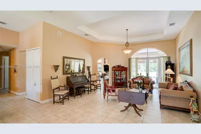 9810 NW 137th St, Hialeah Gardens, FL 33018 - Photo 41