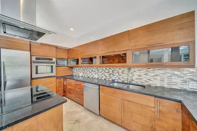 111 S Hibiscus Dr, Miami Beach, FL 33139 - Photo 9