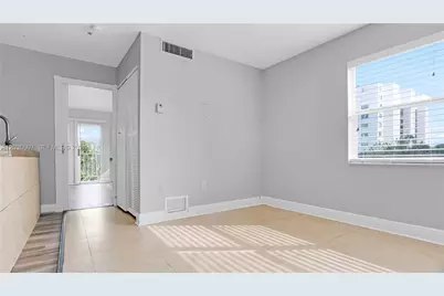 7925 Carlyle Ave #403, Miami Beach, FL 33141 - Photo 9