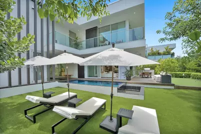 810 W 47 Ct, Miami Beach, FL 33140 - Photo 11