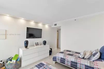 1000 W Island Blvd #2307, Aventura, FL 33160 - Photo 21