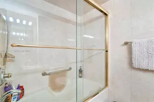 1000 W Island Blvd, Aventura, FL 33160 - Photo 23