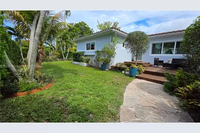 390 NE 127th St, North Miami, FL 33161 - Photo 3