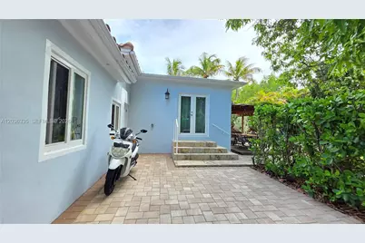 390 NE 127th St, North Miami, FL 33161 - Photo 7