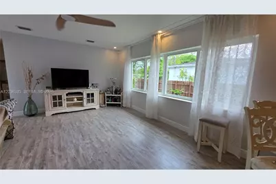 390 NE 127th St, North Miami, FL 33161 - Photo 11