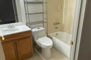300 W Palm Cir W, Pembroke Pines, FL 33025 - Photo 7