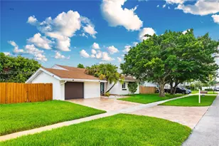 16571 Lake Tree Dr, Weston, FL 33326 - Photo 3