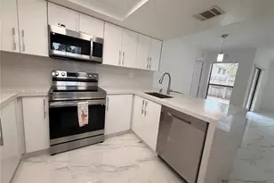 10875 NW 7th St, Miami, FL 33172 - Photo 11
