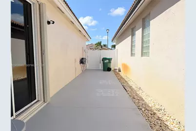 8024 NW 198th Ter #-, Hialeah, FL 33015 - Photo 31